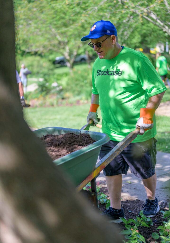 Steelcase volunteer at the Mayor's Corporate Challenge